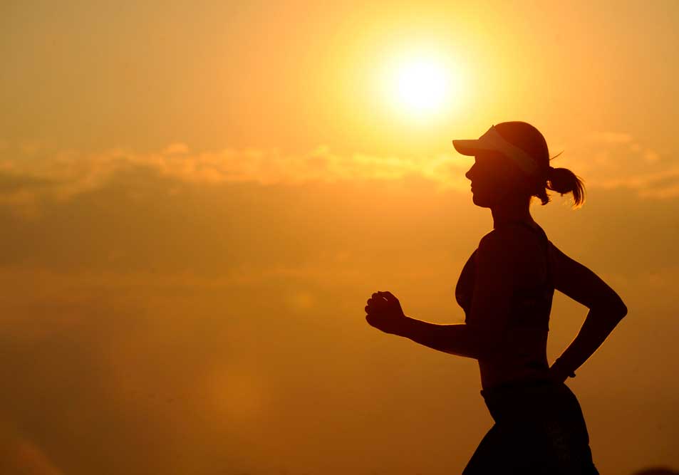 Biegnąca samotnie wysportowana kobieta wygląda, jakby biegła prosto do swojego celu. Nasza szkoła językowa oferuje indywidualne kursy angielskiego, niemieckiego, hiszpańskiego, francuskiego, rosyjskiego, a także kursy polskiego dla obcokrajowców, które w swoim zamyśle sa przeznaczone dla kursantów, którzy na nic się nie oglądając zmierzają do swojego celu, którym jest nauczenie się języka obcego.